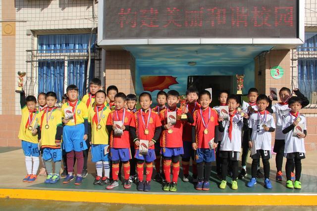 意大利杯-约维奇梅开二度 AC米兰4-1卡利亚里